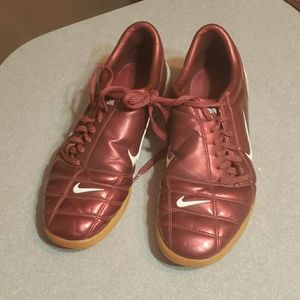 Indoor/outdoor soccer shoes